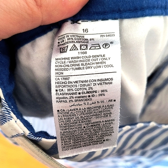 Old Navy Striped Blue and White Women's Shorts. Size 16. Great Condition. - Picture 6 of 6